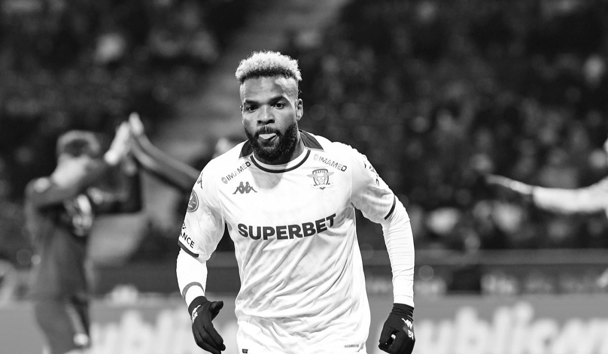 Sicriul cu trupul neînsufleţit al lui Aaron Boupendza a ajuns în Gabon! Omagiu naţional pentru fostul jucător