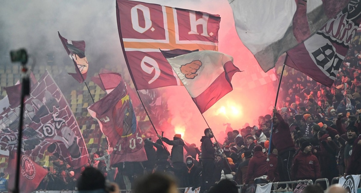 Fanii Rapidului protestează împotriva conducerii cu ocazia aniversării clubului, afișând mesaje îndrăznețe în miez de noapte.