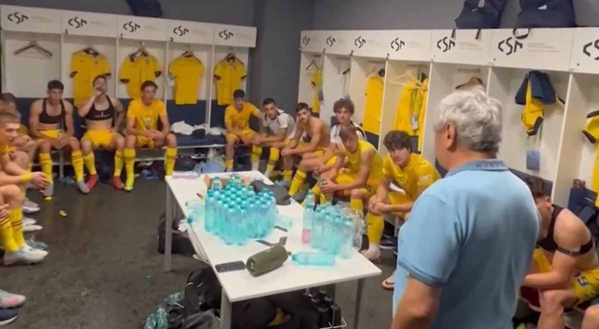 Mircea Lucescu în vestiarul Naționalei U19