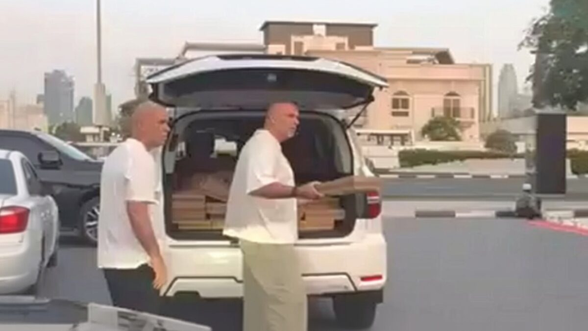 Cosmin Olăroiu, cu o avere de 100 milioane euro, a împărțit mâncare pe străzile din Dubai