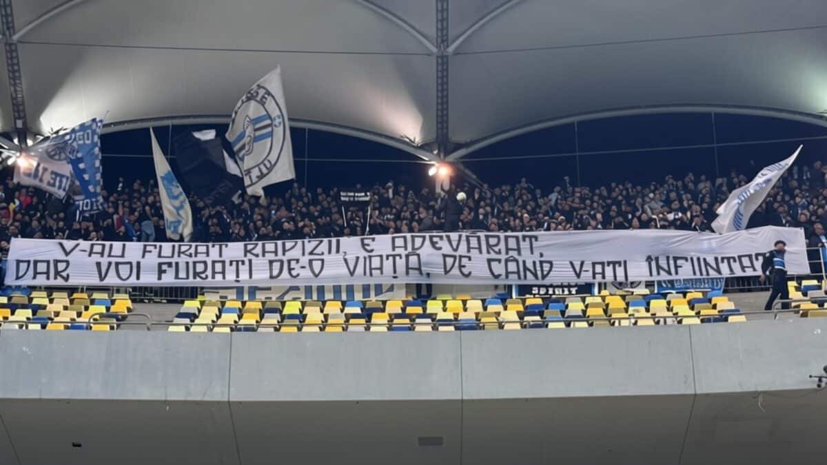 Război total în tribune la Dinamo – Craiova cu mesaje acide și scandări rasiste