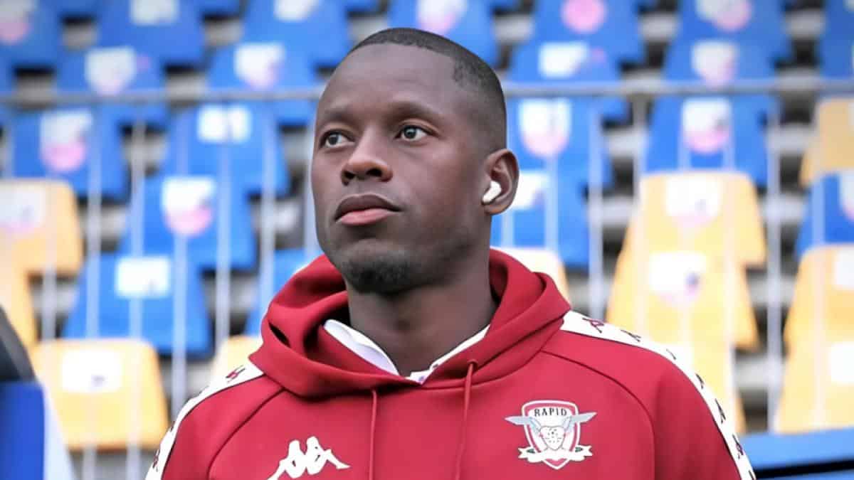 Mijlocașul Rapidului Kader Keita, reținut 24 de ore. A lovit o femeie de 67 de ani și a fugit