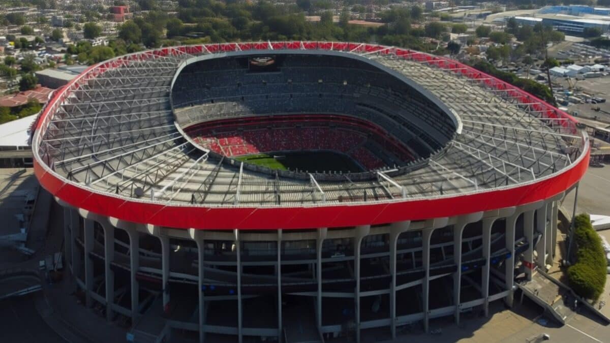 Tragedie la redeschiderea stadionului Azteca un suporter a murit în tribune