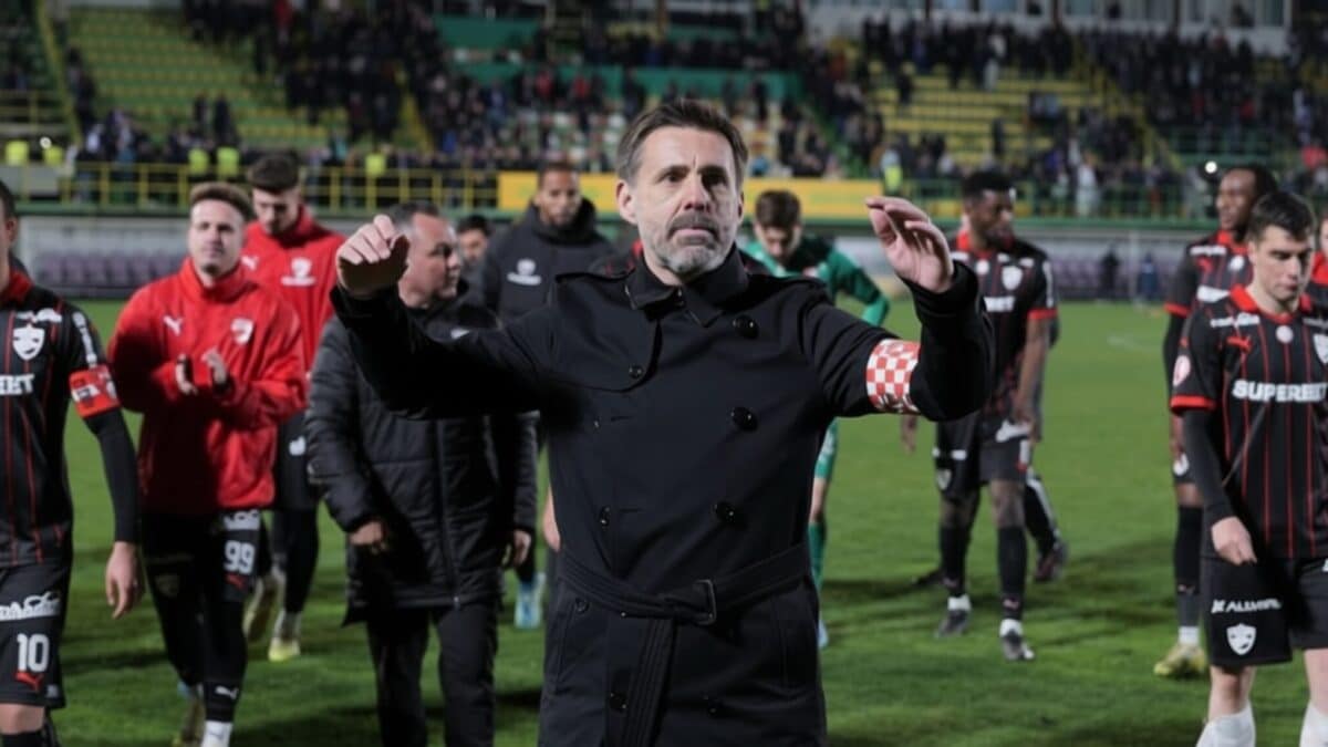 Dinamo se lasă pe mâinile unui puști de 22 de ani înaintea meciului cu CFR Cluj