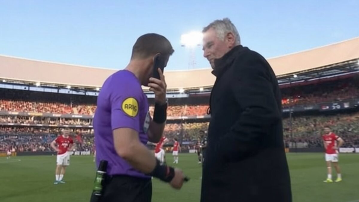 Arbitrul a răspuns la telefon în finala Cupei Olandei câștigate de AZ cu 5-1