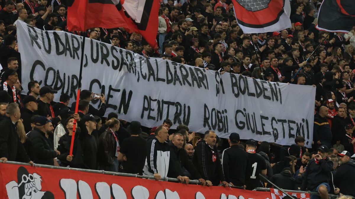 Bannere rasiste la Dinamo – Rapid și o gafă de gramatică în peluza giuleștenilor