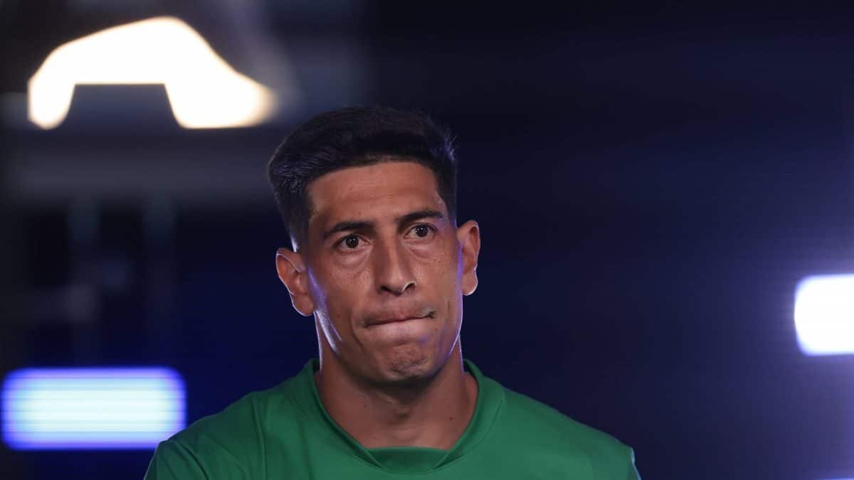 Portarul care riscă 15 etape de suspendare după ce a lovit un adversar cu pumnul