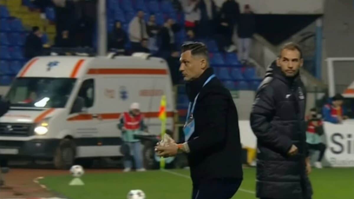 Botoșani bate FCSB cu 3-2 iar fanii îl umilesc pe Rădoi cu hârtie igienică