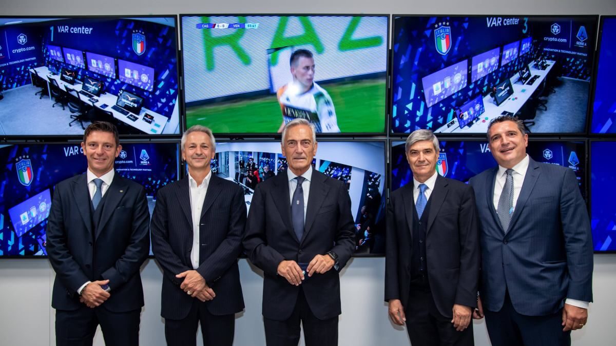 Scandal uriaș în Serie A – șeful arbitrilor, acuzat că a bătut în geamul VAR