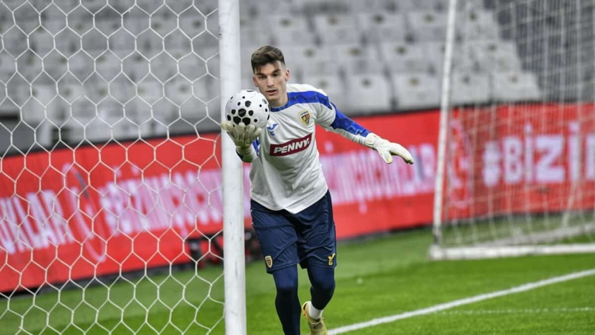 Aioani rupe tăcerea după gafa de 13 secunde de la debutul la națională