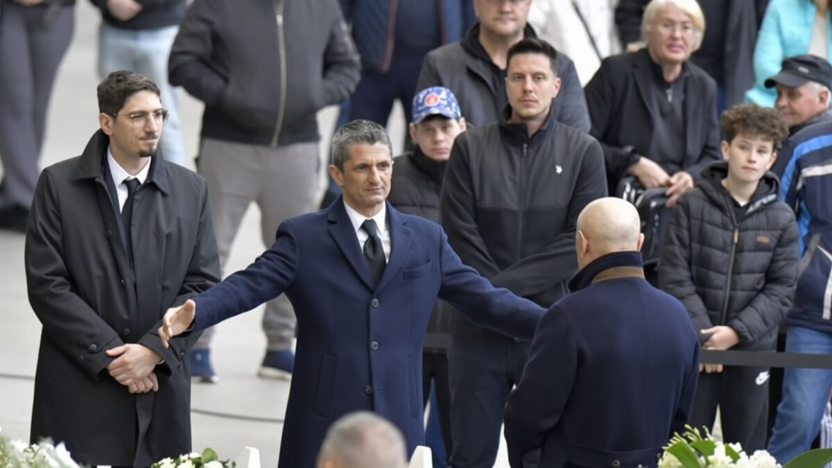 Mihai Stoica, uimit de Răzvan Lucescu – 10.000 de oameni i-au strâns mâna la priveghi