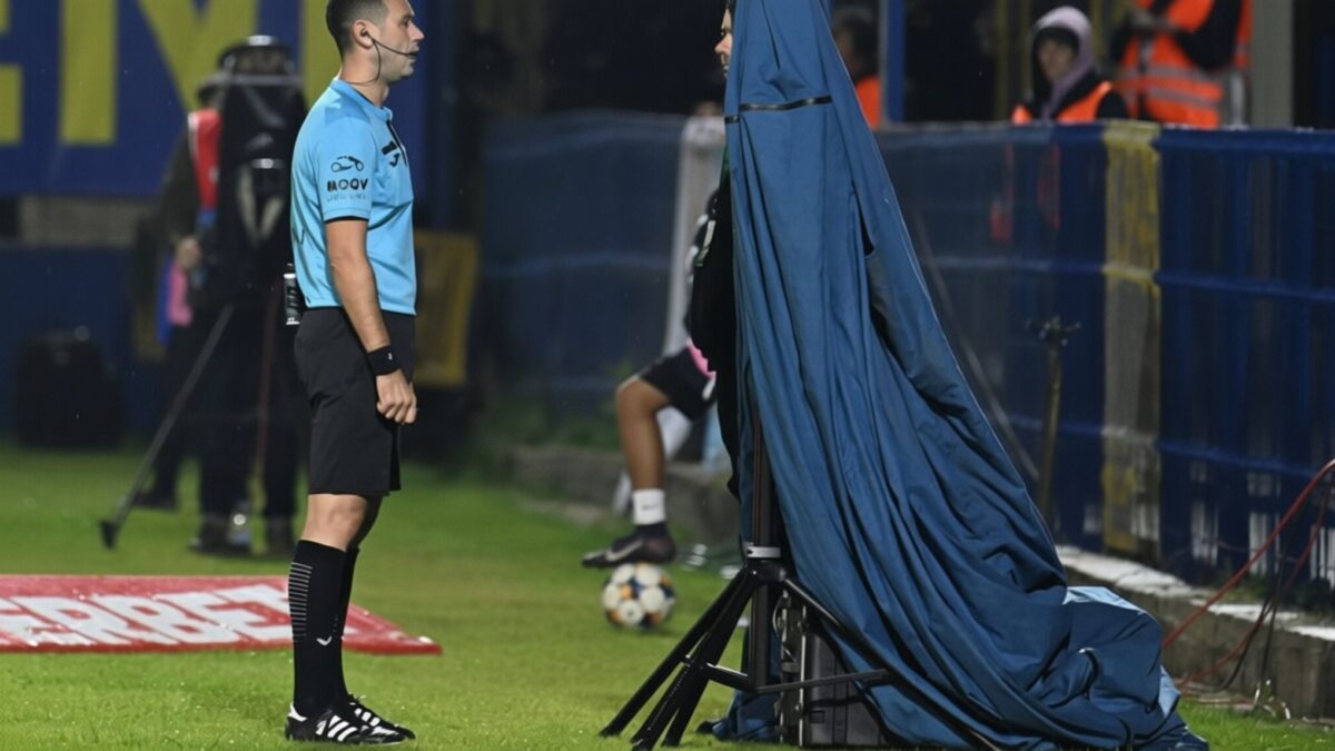 Arbitrul Robert Avram renunță la fluier la 37 de ani și devine manager la <a href=