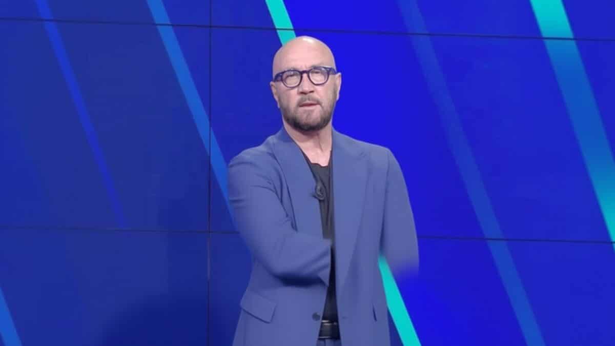 Walter Zenga, apariție de necrezut la 65 de ani cu cravata direct pe piele