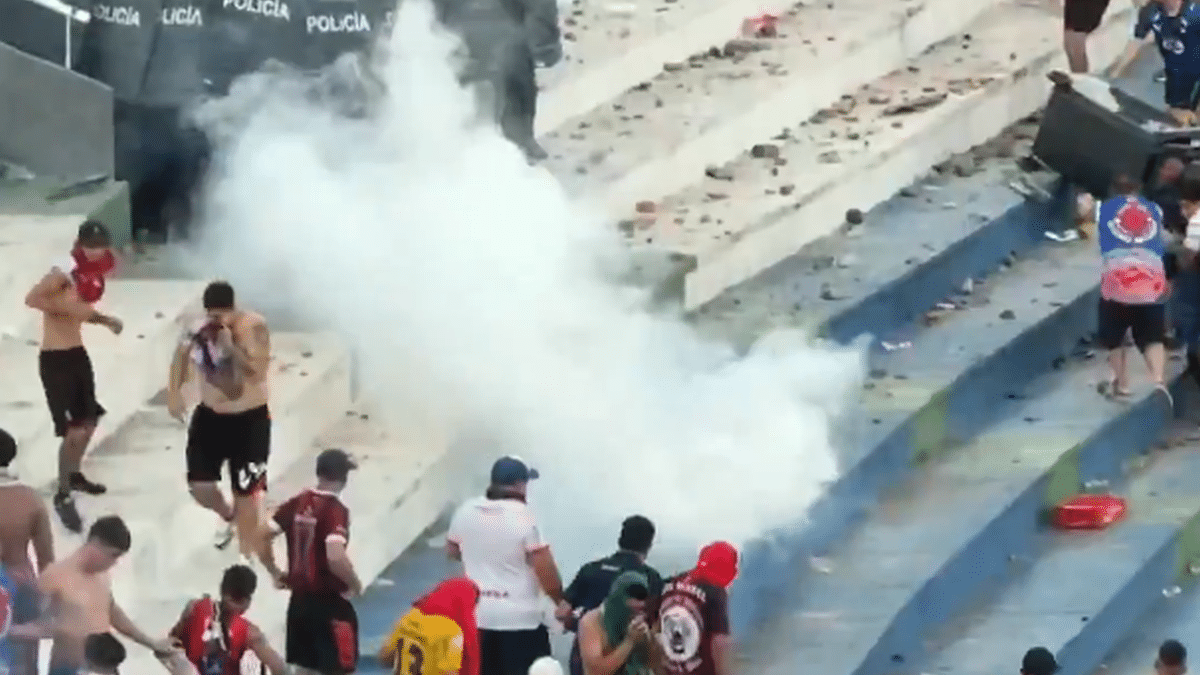 Haos în Paraguay – 3 polițiști spitalizați după ce derby-ul a fost oprit