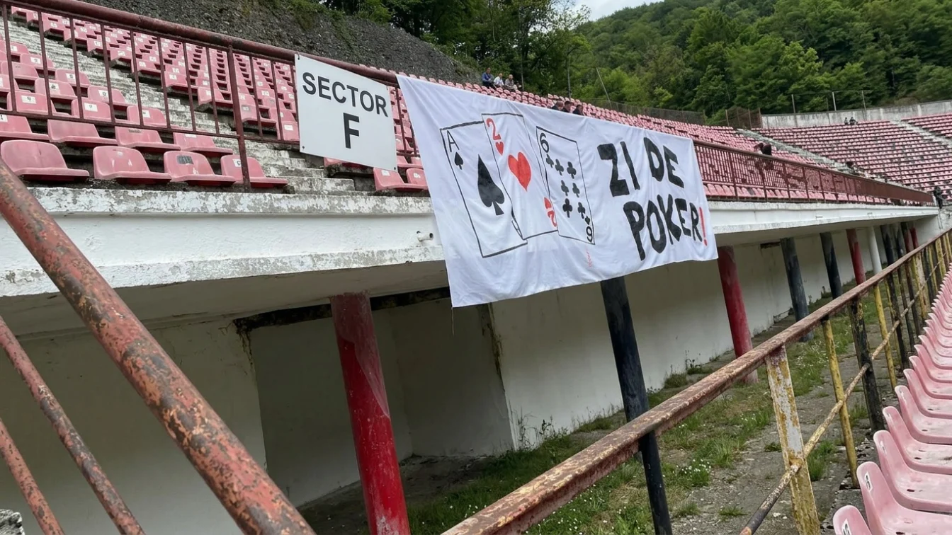 Reactia furioasa a suporterilor din Liga 2. Fotbalistii sunt acuzati ca pierd noptile la poker