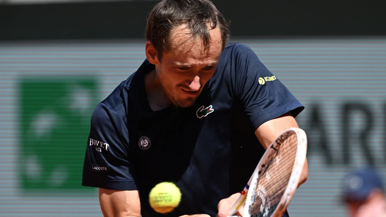 Daniil Medvedev este eliminat în primul tur la Roland Garros. Adam Walton castiga în 5 seturi