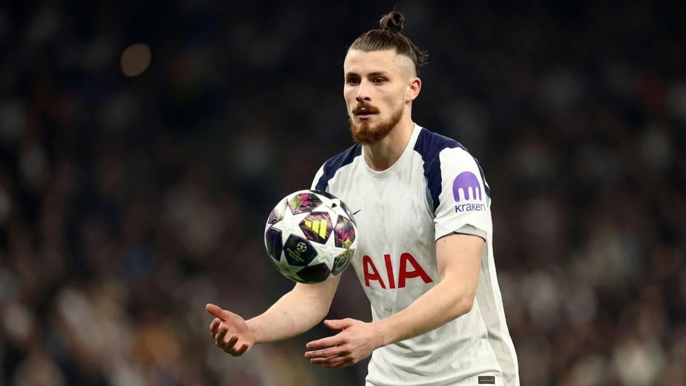 Britanicii îl fac praf pe Radu Drăgușin și anunță că vânzarea lui e o urgență: „Nu face nimic bun pentru nivelul din Premier League”