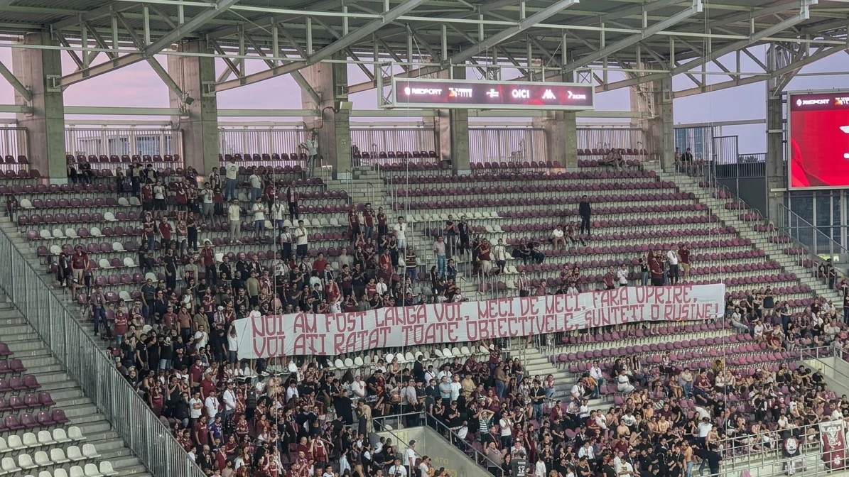Fanii Rapidului ataca jucatorii la meciul cu Universitatea Craiova. Galca urmeaza sa fie demis
