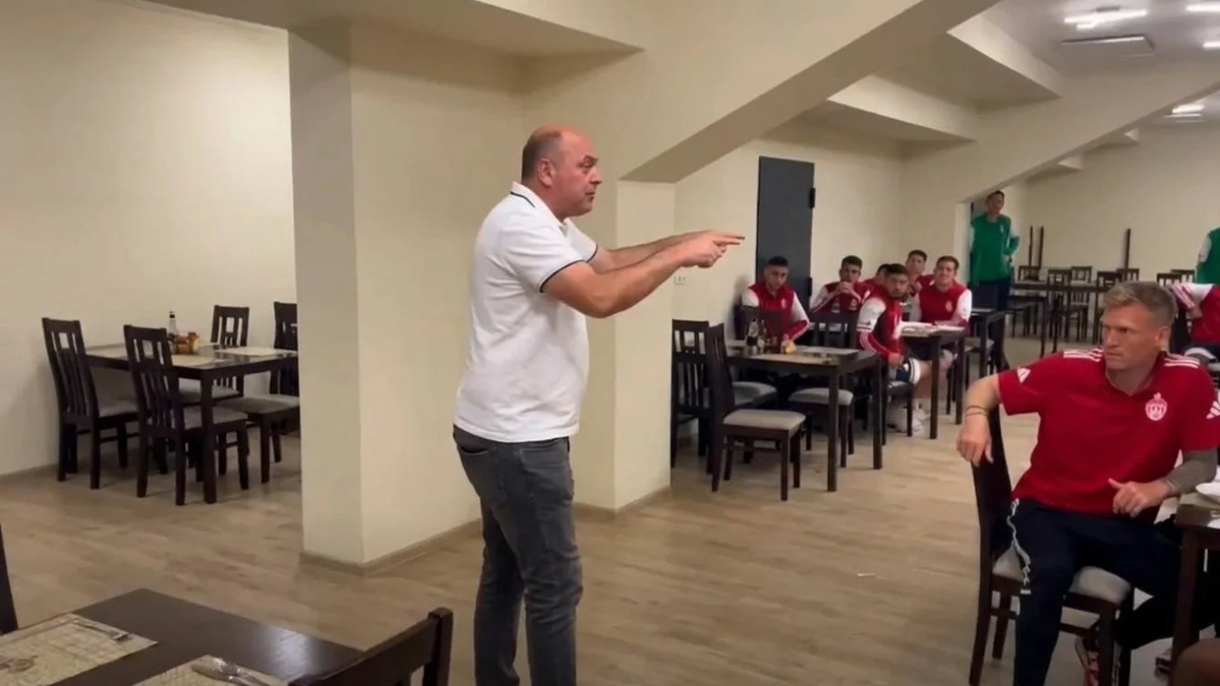 ”Poate să curgă sânge pe teren, nu e problemă!” Discursul plin de patos al lui Laszlo Dioszegi, în fața jucătorilor de la Sepsi OSK, înainte de meciul care îi poate aduce întoarcerea în prima ligă. VIDEO