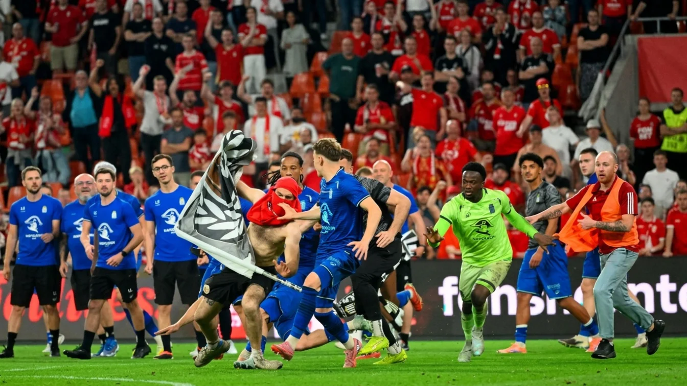 Standard Liege. Charleroi 0-2. Fanii fura un steag și provoaca o bataie generala pe gazon