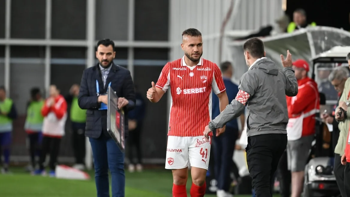 Cătălin Cirjan se opereaza la nas și la genunchi. Capitanul lui Dinamo rateaza startul pregatirilor - imagine 1