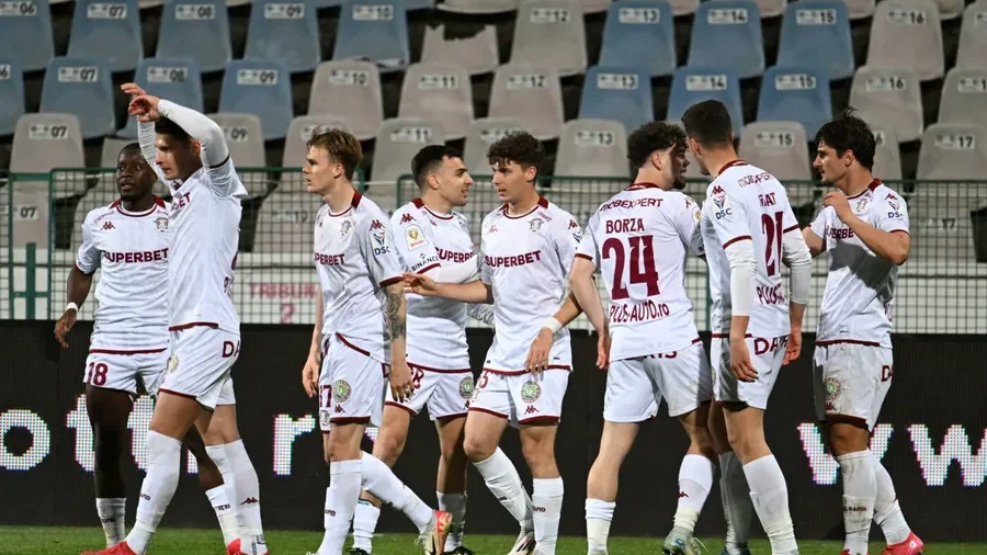 Daniel Pancu da afara 6 jucatori de la Rapid. Antrenorul readuce 3 tineri din imprumut - imagine 1