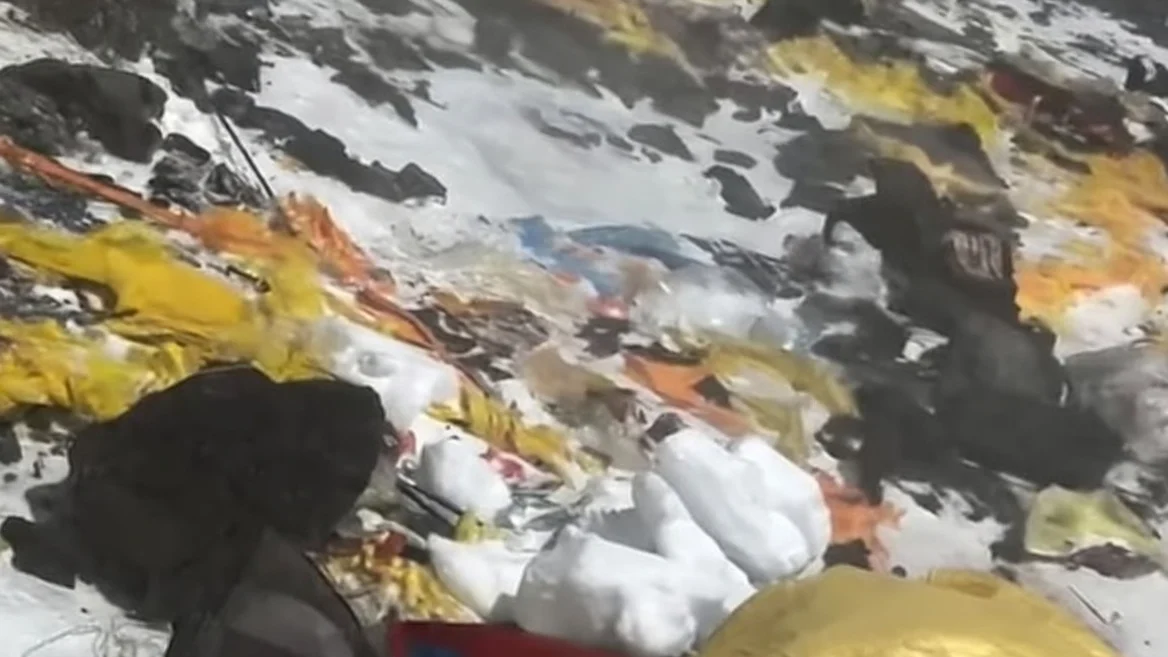 Cel mai înalt loc de campare de pe Muntele Everest s-a transformat într-o groapă de gunoi. Imaginile care au stârnit revolta