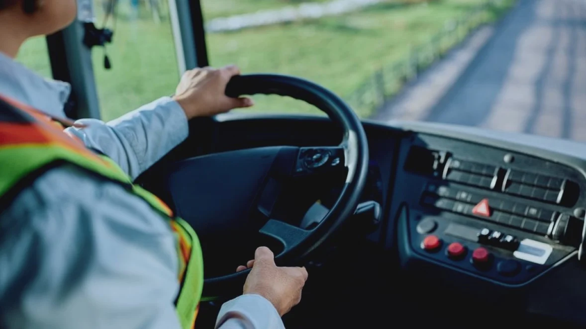 Un șofer de autobuz a fost concediat după 17 ani pentru că lăsa copiii în fața caselor lor, în Franța. Ce a decis instanța